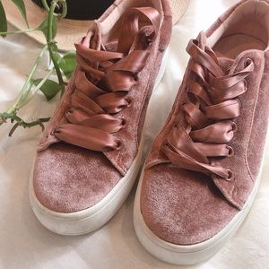 👡 Steve Madden Velvet Sneakers in Pink